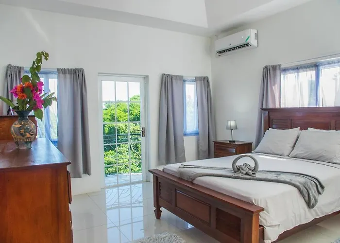 Runaway To Tranquility, Overlooking The Bay Holiday home