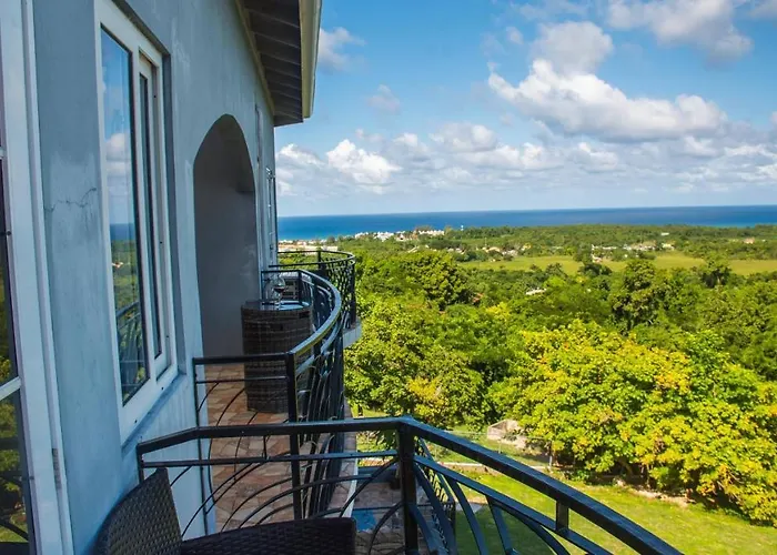 Runaway To Tranquility, Overlooking The Bay * Runaway Bay